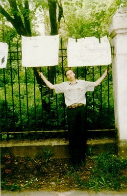 Тагир на фоне наколотого на забор дипломного плаката